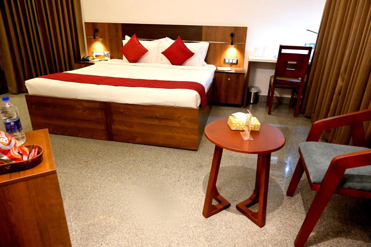 Hotel Thamburu International Thiruvananthapuram Ngoại thất bức ảnh